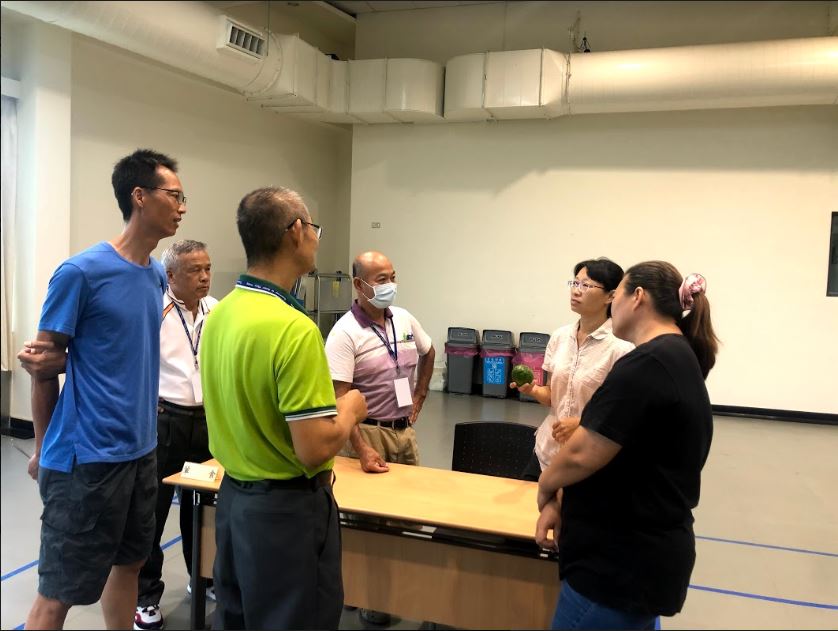 學員課後詢問蔡惠文助理研究員酪梨栽培相關疑問