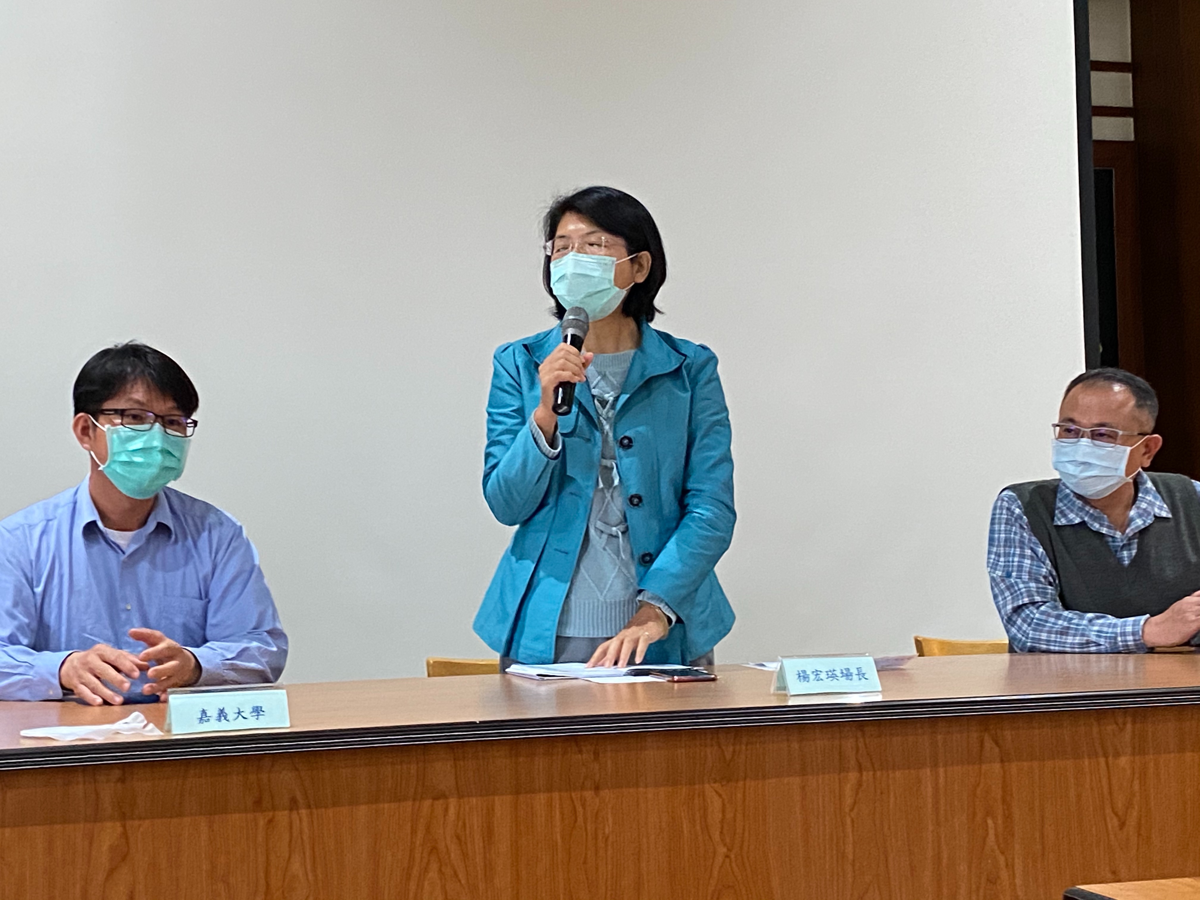 楊宏瑛場長主持座談會，左方為嘉義大學農業推廣中心林明瑩主任、右方為古坑鄉農會林明志主