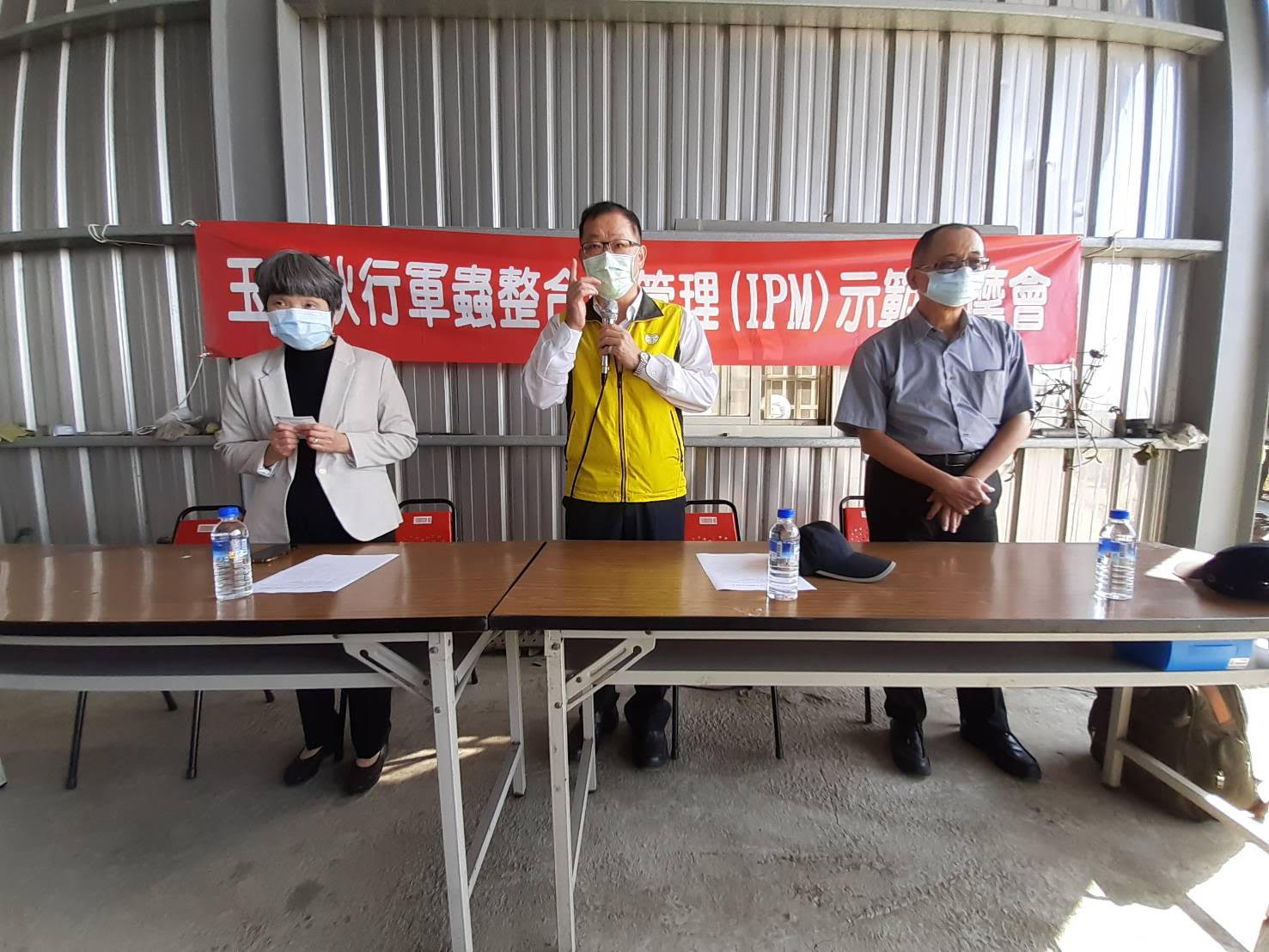 會議由陳昱初副場長主持(中)，防檢局陳保良簡任技正(右)及四湖鄉農會黃足琴秘書 (左)出席關切、勉勵農民