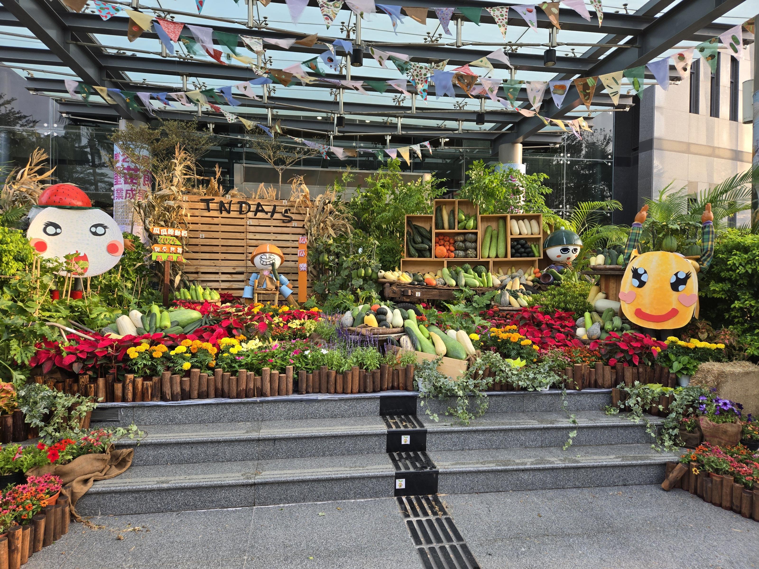 今年種苗節以葫蘆科為主題,主題區集結各色各樣葫蘆科蔬菜品種,點綴成美麗的景色