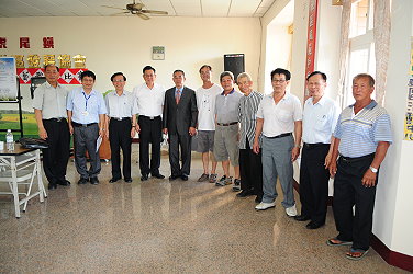 會後黃副主任委員與農友合影