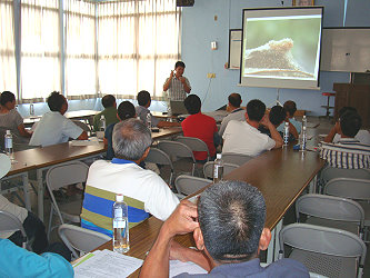 本場林明瑩助理研究員詳細講解木瓜病蟲害管理及安全用藥