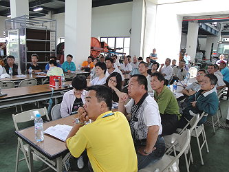 同仁聚精會神上課