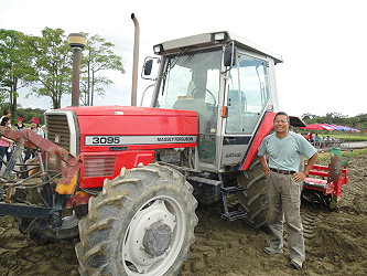 選手於曳引機旁待命