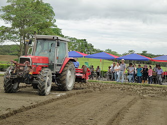 由起始線開始犁耕
