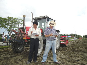 競賽評審仔細評判分數