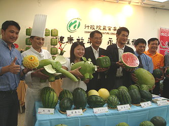 主委及貴賓共同為西瓜節活動發聲