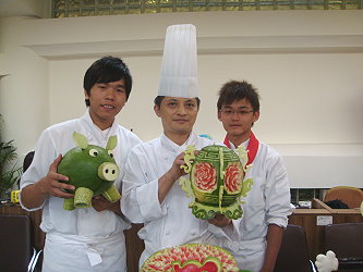 臺北喜來登大飯店主廚黃銘波等支援記者會果雕作品展示