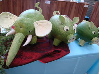 以西瓜做成的大象及小豬仔