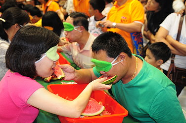 西瓜你儂我儂(矇眼吃西瓜比賽)