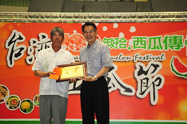主委頒贈獎牌給高品質西瓜競賽大西瓜組冠軍黃平雄先生