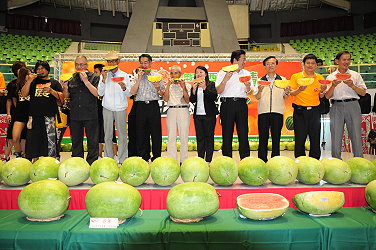 開幕與會貴賓一同在舞台上大啖今夏的甜美西瓜