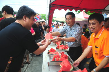 陳主委及王場長親自分享西瓜給現場民眾