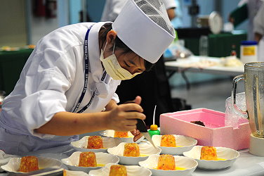 選手進行作品最後妝點