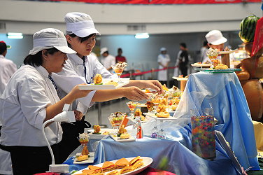 選手進行作品擺盤