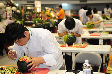 選手聚精彙神地雕著西瓜