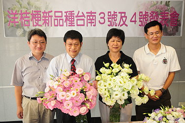 王仕賢場長及洋桔梗育種人員：王裕權及張元聰兩位副研究員(左一、右一)