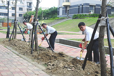 王場長率一級主管在場區中庭植樹