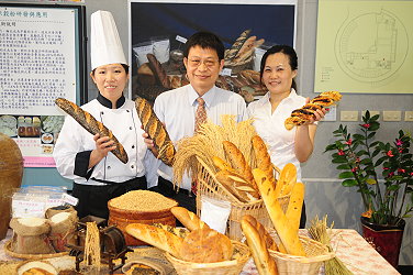 王場長及兩位米麵包製作人向大家展示米麵包成品