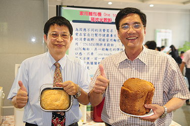 王場長及太保市農會總幹事黃榮利向大家推薦米吐司，品質口感一級棒！