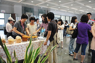 現場提供剛出爐、熱騰騰的米吐司給來賓品嚐