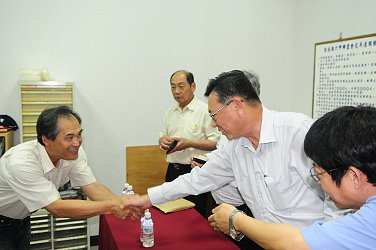 莊峻欽農友感謝黃副主委協助火鶴花產業