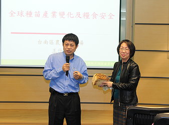 王仕賢場長在會場分享他親自製作的「米麵包」，獲得廣大迴響