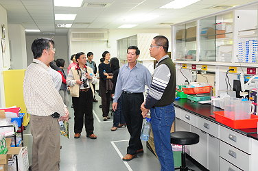 參觀實驗室設備