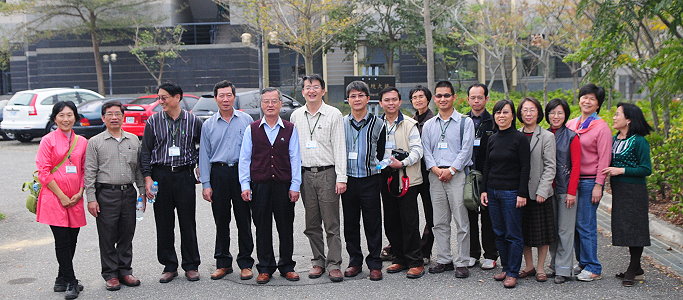 台東場前場長陳文雄博士(左五)亦回本場指導