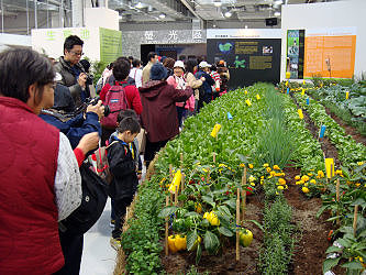 參訪作物健康管理區遊客驚嘆不已