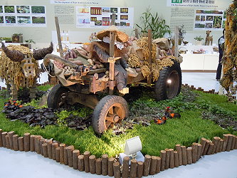 「牛」及旁邊滿載的牛車，象徵農村豐收景象，為雜糧區中大型的景觀佈置，由林雅惠老師設計，本場同仁協助製作。