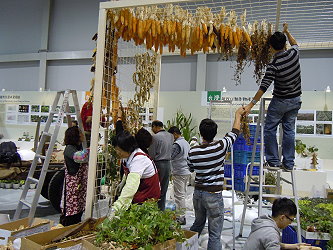 工作人員連夜趕工，以便白天能美美的準時開展