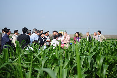 分場同仁協助引導解說