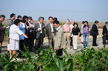 游添榮主任協助引導解說