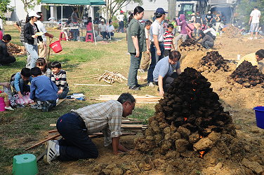 農特產焢窯區大人小朋友忙得不亦樂乎