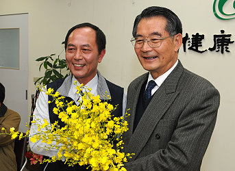 中華文心蘭產業發展協會理事長張朝彥致贈目前日本最夯的檸檬文心(honey angel)給陳武雄主委