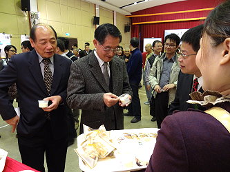 陳主委由農糧署署長李蒼郎陪同，參觀各稻米產銷專業區所生產安全優質好米禮盒