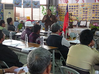 劉依昌助理研究員講解小果番茄設施栽培管理