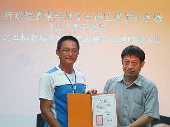 王場長頒發李明展先生結業證書