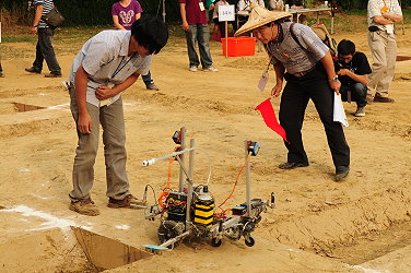 機器人依指定路線前進轉彎爬坡，閃神就犁田