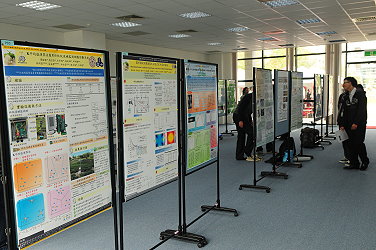 35篇壁報論文同聚一室較功力高下