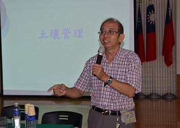 本場卓家榮技佐詳細講解果園酸性土壤改良及災後肥培管理技術