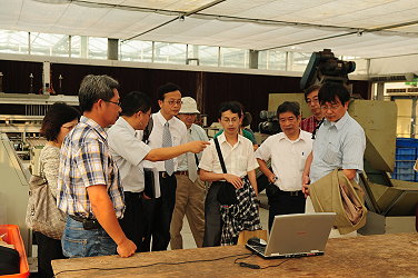 場長向委員解說短期葉菜類植物工場生產系統之ㄧ