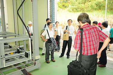 委員參觀本場蝴蝶蘭催梗生產系統