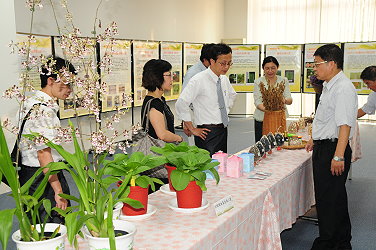 委員參觀本場育成新品種之展示之二 