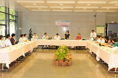 於參訪行程結束前各委員與本場主管進行意見交流