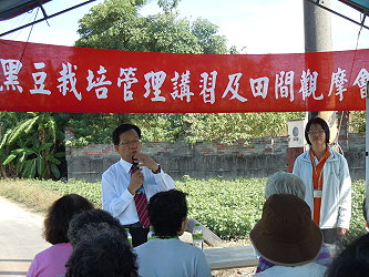 麻豆區農會李育賢 總幹事鼓勵當地農民加入黑豆生產，活化休耕農地