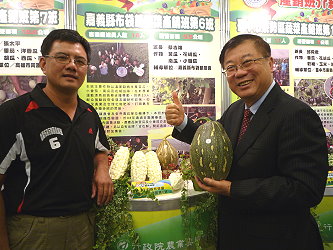 蔡吉隆班長與主委合影