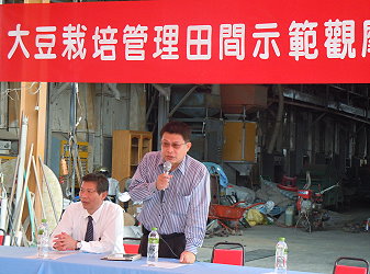 本場王仕賢場長致詞時表示，佳里區連續休耕田約有800多公頃，希望休耕田能活化種植獎勵契作作物，並藉由此觀摩會傳承理論與實務經驗