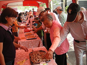 現場排隊品嚐米食產品的民眾絡繹不絕 